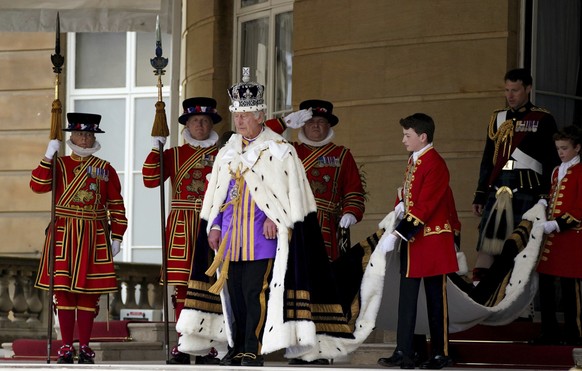 06.05.2023, Großbritannien, London: König Charles III. (M) empfängt einen königlichen Salut von Mitgliedern des Militärs in den Gärten des Buckingham Place nach seiner Krönung. Charles und Camilla sin ...