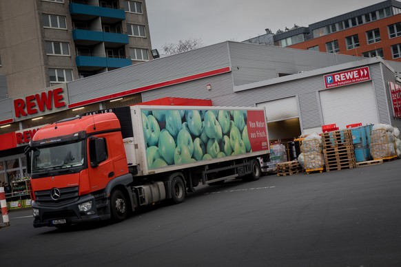 Sattelschlepper mit Nachschub wird an einem REWE Supermarkt in Koeln entladen, aufgenommen im Maerz 2020.