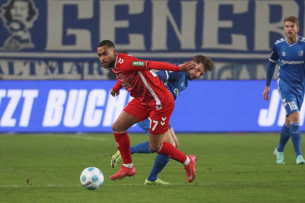 14.02.2025, xgox, Fussball 2. Bundesliga, 1. FC Magdeburg - 1. FC Koeln emspor, v.l. Linton Maina Koeln, 37, Alexander Nollenberger Magdeburg, 17 Zweikampf, Duell, Kampf, tackle DFL/DFB REGULATIONS PR ...