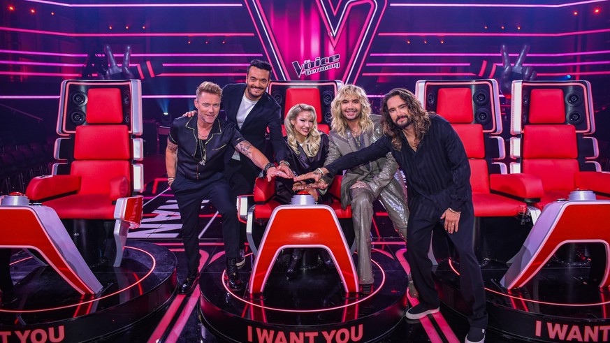 HANDOUT - 18.09.2023, ---, -: Ronan Keating (l-r), Giovanni Zarrella, Shirin David, Bill Kaulitz und Tom Kaulitz in der Kulisse der 13. Staffel der TV-Show &quot;The Voice of Germany&quot;, die ab Don ...