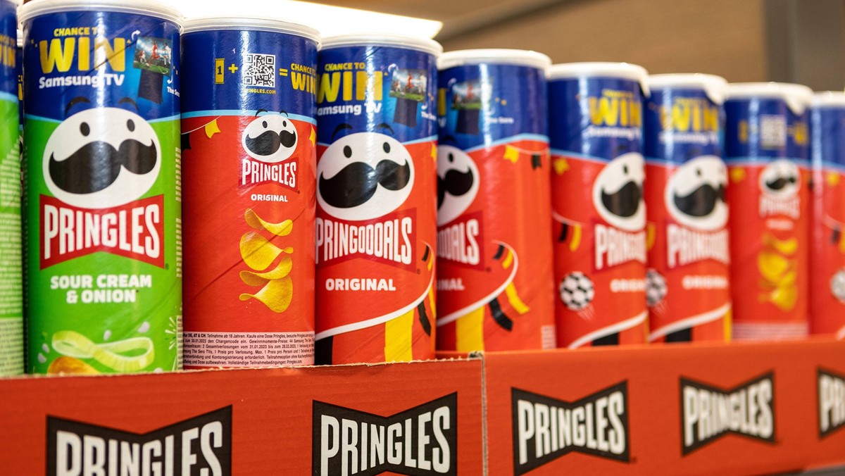 Deutschland 29. November 2022: Im Bild: In einem Regal stehen Verpackungen der Firma Pringles. Bei Pringles handelt es sich um ein Snackprodukt. Landkreis Osnabrück Niedersachsen *** Germany 29 Novemb ...