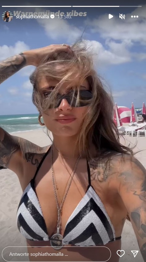 Sophia Thomalla genießt die Zeit am Strand.