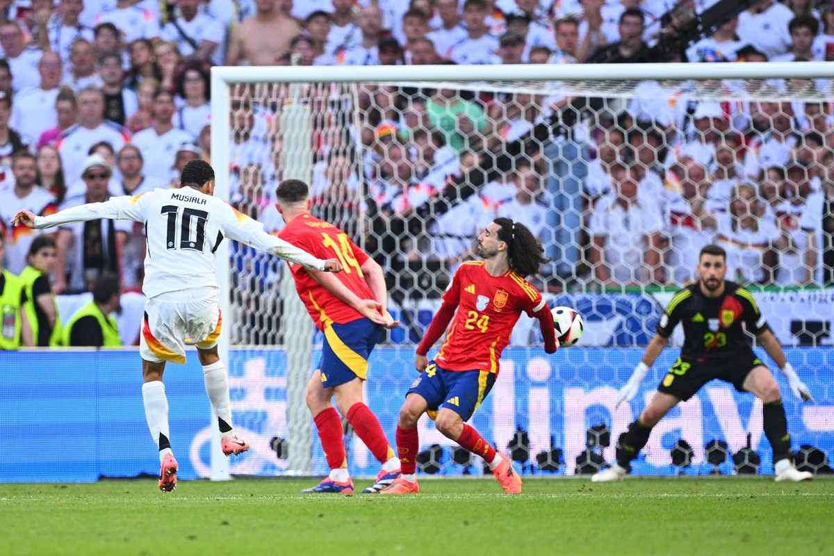 ARCHIV - 05.07.2024, Baden-W�rttemberg, Stuttgart: Fu�ball, UEFA Euro 2024, EM, Spanien - Deutschland, Finalrunde, Viertelfinale, Stuttgart Arena, Deutschlands Jamal Musiala (l-r) in Aktion gegen Span ...