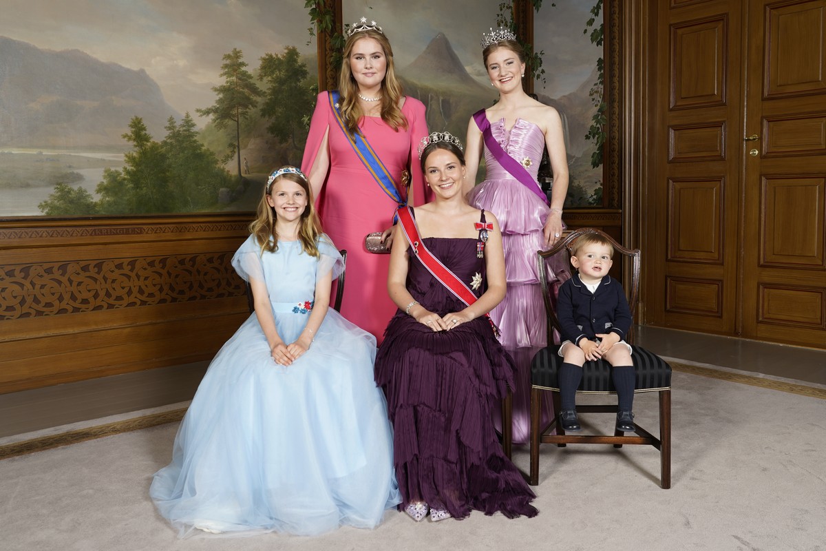 17.06.2022, Norwegen, Oslo: Prinzessin Estelle von Schweden (vorne l-r), Prinzessin Ingrid Alexandra von Norwegen und Prinz Charles von Luxemburg, sowie Prinzessin Catharina-Amalia der Niederlande (hi ...
