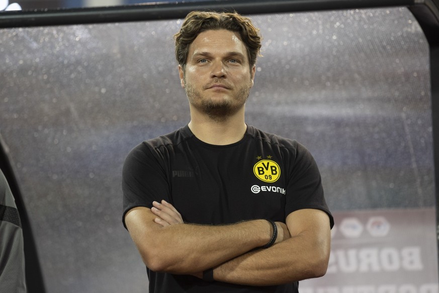 30.11.2022, Vietnam, Hanoi: Fußball, Testspiele, Vietnam - Borussia Dortmund. Dortmunds Trainer Edin Terzic steht vor der Trainerbank. Foto: Marco Steinbrenner/dpa +++ dpa-Bildfunk +++