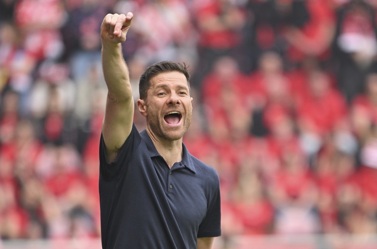 ARCHIV - 17.05.2025, Rheinland-Pfalz, Mainz: Fußball: Bundesliga, FSV Mainz 05 - Bayer Leverkusen, 34. Spieltag, Mewa Arena. Leverkusens Cheftrainer Xabi Alonso. (zu dpa: «Offiziell: Xabi Alonso wird  ...