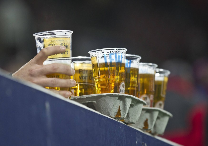 Bildnummer: 08845081 Datum: 21.10.2011 Copyright: imago/ActionPictures
Symbolbild und Illustration Bier Alkoholverbot im Stadion, Alkohol, Bierbecher Fussball 1. Bundesliga , SGL Arena Augsburg, am 21 ...