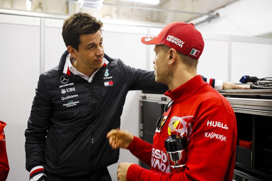 Toto Wolff (links) sucht nach einem Fahrer und könnte bei Sebastian Vettel fündig geworden sein.