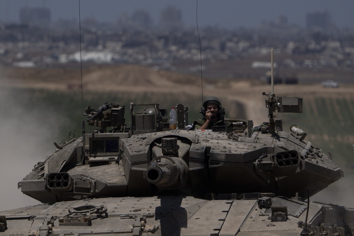 16.05.2024, Israel, -: Israelische Soldaten bewegen sich in einem Panzer in der Nähe der Grenze zwischen Israel und Gaza, vom Süden Israels aus gesehen. Foto: Leo Correa/AP/dpa +++ dpa-Bildfunk +++