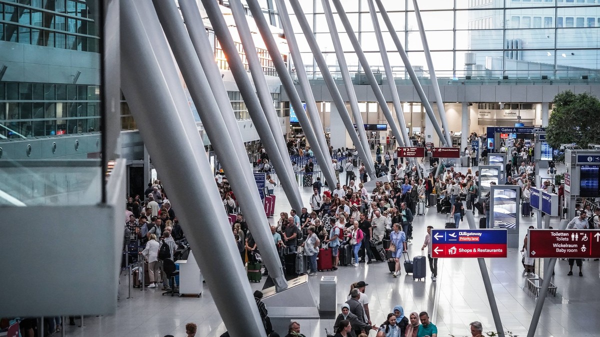 Flughafen Düsseldorf, Check-in, Sicherheitskontrollen, Abflughalle, Terminal, Passagieraufkommen, Fluggesellschaften, Eurowings, Flugverbindungen, Luftverkehr, Warteschlangen, Reiseverkehr, Flughafens ...