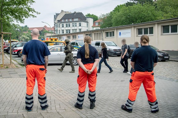Einsatzkräfte geleiten die Schülerinnen und Schüler aus der Schule. An einem Gymnasium in Bremerhaven ist am Donnerstag geschossen worden. Eine Frau sei mit der Waffe verletzt worden, sagte eine Poliz ...