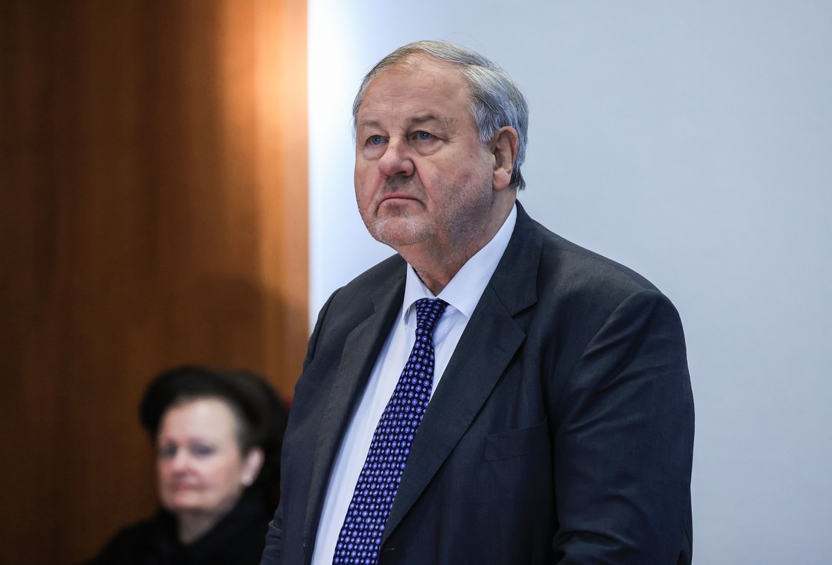 13.12.2022, Nordrhein-Westfalen, Bonn: Hanno Berger, Steueranwalt, steht vor der Urteilsverk�ndung im Gerichtssaal. Mit dem Urteil gegen den Architekten der Cum-Ex-Aktiengesch�fte, Hanno Berger, kommt ...