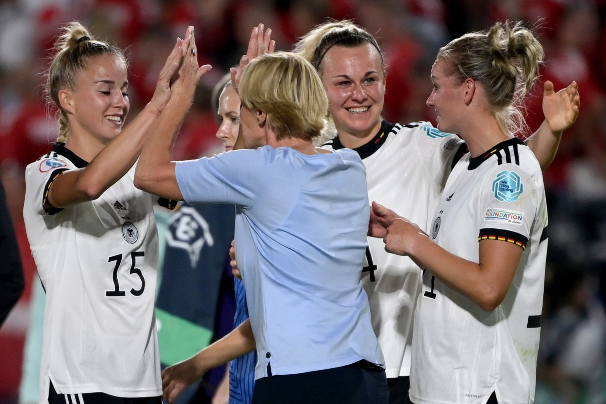 08.07.2022, Gro�britannien, Brentford: Fu�ball, Frauen: EM, Deutschland - D�nemark, Vorrunde, Gruppe B, 1. Spieltag, Brentford Community Stadium. Bundestrainerin Martina Voss-Tecklenburg (2.v.l.) klat ...