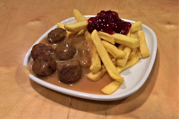 Food: Ikea Restaurant, Koettbullar bzw Fleischbaellchen mit Pommes *** Food Ikea Restaurant, Koettbullar or meatballs with chips