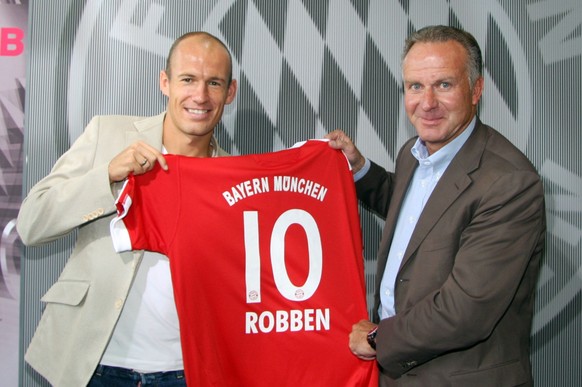 Robben 2009 bei seiner Vorstellung in München. Rechts: Karl-Heinz Rummenigge