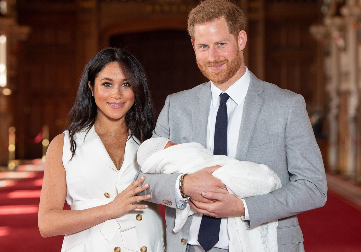WINDSOR, ENGLAND - MAY 08: Prince Harry, Duke of Sussex and Meghan, Duchess of Sussex, pose with their newborn son Archie Harrison Mountbatten-Windsor during a photocall in St George's Hall at Wi ...