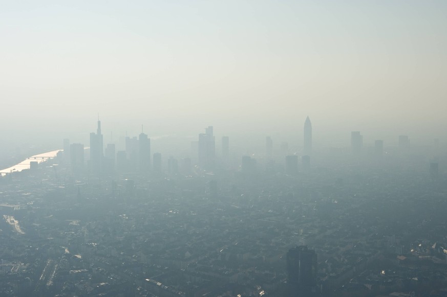 Bildnummer: 52466044 Datum: 24.02.2008 Copyright: imago/imagebroker
Frankfurt am Main im Smog, Landschaft; 2008, Frankfurt am Main, Deutschland, Luftverschmutzung, Dunst, Nebel; , quer, Kbdig, Totale ...