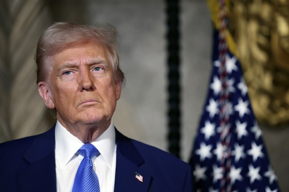 dpatopbilder - 18.02.2025, USA, Palm Beach: US-Präsident Donald Trump spricht in seinem Anwesen Mar-a-Lago. Foto: Uncredited/Pool/AP/dpa +++ dpa-Bildfunk +++