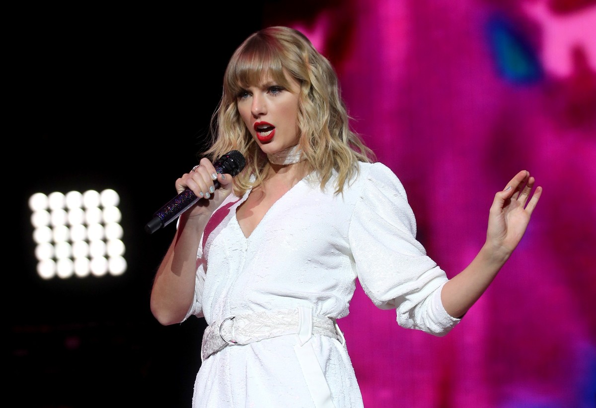 ARCHIV - 08.12.2019, Gro�britannien, London: US-S�ngerin Taylor Swift tritt beim Capital&#039;s Jingle Bell Ball in der O2 Arena auf. Pop-Superstar Taylor Swift (�Anti-Hero�) und der Country-S�nger Mo ...