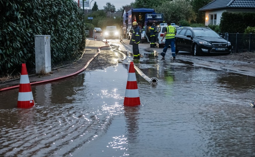 10.05.2018, Schleswig-Holstein, Havighorst: Nach einem Starkregen-Unwetter sind Mitarbeiter des Technischen Hilfswerks (THW) im Einsatz. Foto: Markus Scholz/dpa +++ dpa-Bildfunk +++