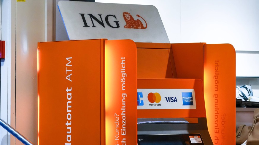 Düsseldorf 03.02.2024 ING Diba Bank Bargeld Bargeldautomaten ATM EC-Karte electronic cash Geldautomat Girocard Mastercard Amex American Express Visa Geldausgabeautomat Bargeldabhebung Bankautomat Geld ...