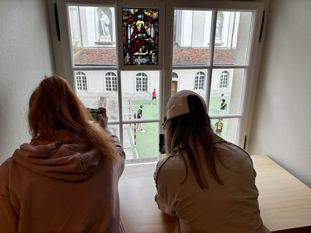 Selbst im Innenhof des Klosters wird Fußball gespielt – sehr zur Freude von Gianna und ihrer Kollegin Katharina.