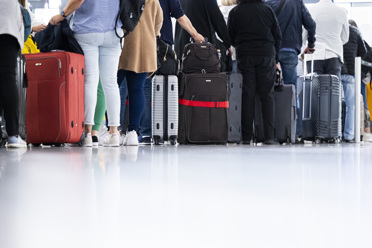 ARCHIV - 22.06.2024, Niedersachsen, Hannover: Fluggäste warten am Morgen im Flughafen Hannover-Langenhagen. Am 24.06.2024 beginnen in Niedersachsen und Bremen die Sommerferien. (zu dpa: «Der ewige Kam ...