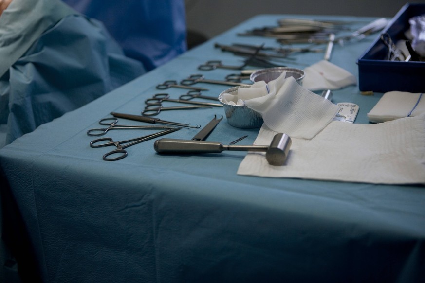 Hardware surgery Instrument table in cosmetic surgery operating room for rhinoplasty. Copyright: xAMELIE-BENOISTx/xIMAGExPOINTxFRx/xBSIPx 016220_020 Bsip_016220_020