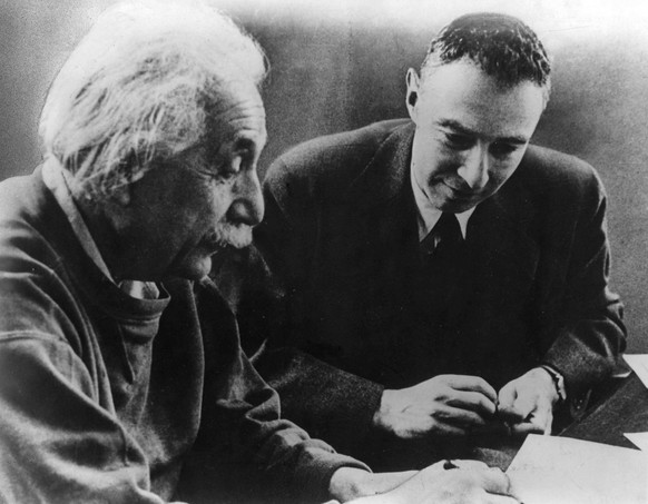 Albert Einstein (left) and J. Robert Oppenheimer (right). Mono Print - Aufnahmedatum gesch�tzt UnitedArchives0779198

Albert Einstein left and J Robert Oppenheimer Right Mono Print date estimated Un ...