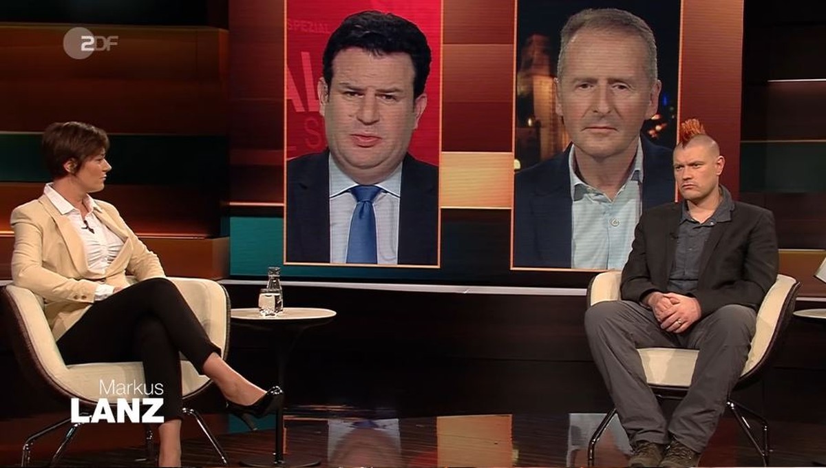 Das "Markus Lanz"-Studio: Großer Sicherheitsabstand zwischen Dr. Carola Holzner und Sascha Lobo; Hubertus Heil und Herbert Diess sind über einen Videostream zugeschaltet.