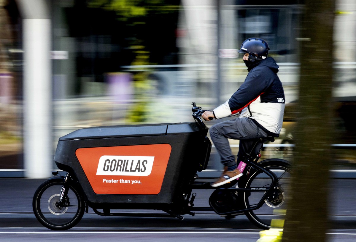 2022-05-02 14:11:34 DEN HAAG - Ein Lieferbote der Gorillas im Zentrum von Den Haag. Kommunen gehen zunehmend gegen diese Minilager der Blitzlieferdienste vor. Flash-Lieferfahrer liefern Lebensmittel a ...