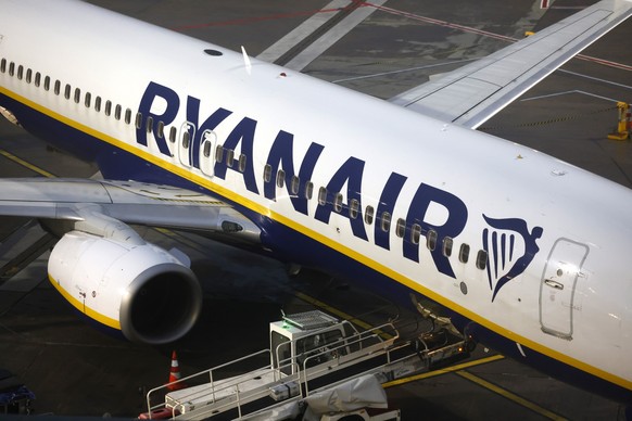 ARCHIV - 30.01.2023, Nrw, Köln: Eine Passagiermaschine der Fluggesellschaft Ryanair steht auf dem Flughafen Köln/Bonn. (zu dpa: «Fluggesellschaft Ryanair meldet ebenfalls Probleme») Foto: Thomas Banne ...