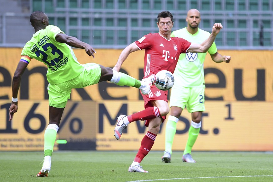 LEWANDOWSKI Robert Team FC Bayern Muenchen
mit Kapitaen GUILAVOGUI Joshua
Bundesliga Saison 2019-2020
Spiel VFL Wolfsburg - FC Bayern Muenchen 0 : 4
Deutscher Fussball Meister 2020
am 27.Juni 2020 in  ...