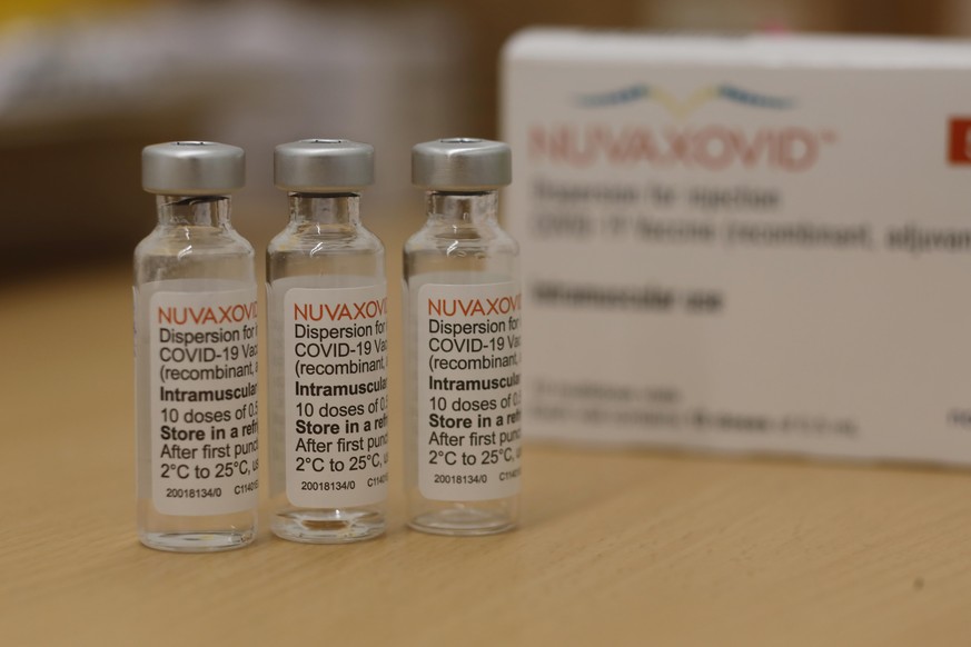 Ampullen mit dem Corona-Impfstoff Nuvaxovid vom Hersteller Novavax stehen im Impfzentrum des Landkreises Harz auf einem Tisch.
