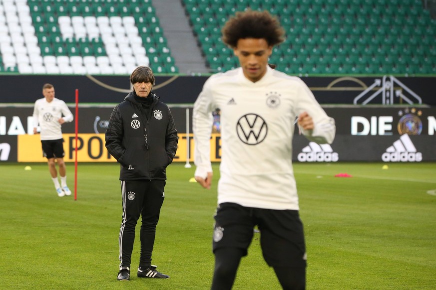 Bundestrainer Joachim Löw (l.) dürfte bei der EM 2021 einen wieder vollständig genesenen Leroy Sané (r.) bei der Nationalmannschaft empfangen.