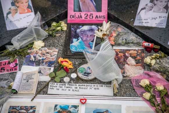 In Paris gedenken Menschen am "Place Diana" den Unfallopfern.