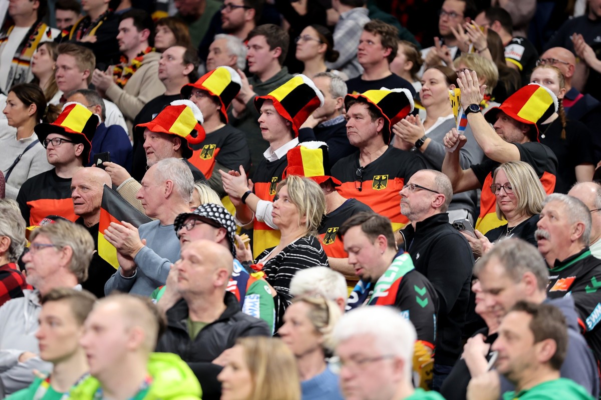 16.01.2024, Berlin: Handball: EM, Frankreich - Deutschland, Vorrunde, Gruppe A, 3. Spieltag, Mercedes-Benz Arena. Fans feuern das deutsche Team an. Foto: Andreas Gora/dpa +++ dpa-Bildfunk +++