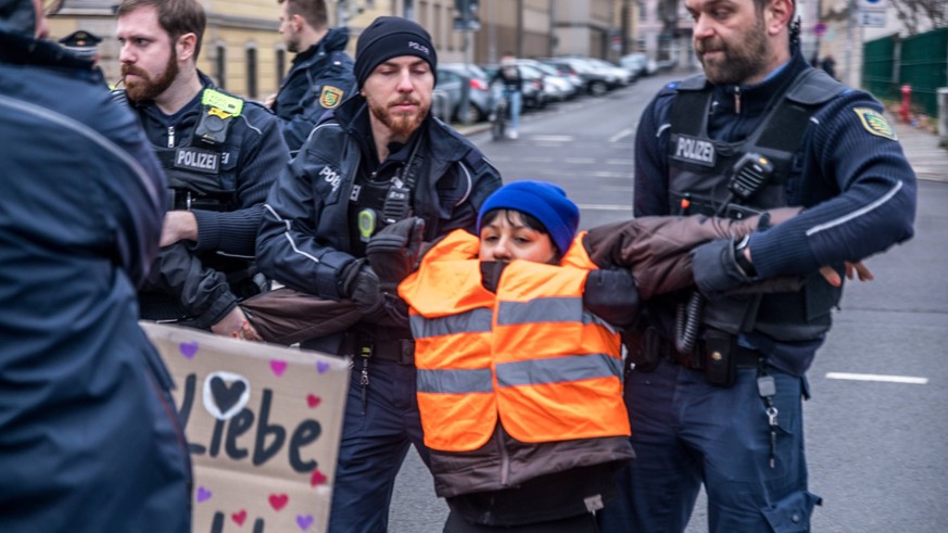 Aktivisten der Letzten Generation haben am Montag früh die Beethovenstraße im Leipziger Zentrum blockiert. Entgegen der üblichen Methoden hat man sich auf Grund der Woche der Liebe nicht an der Straße ...