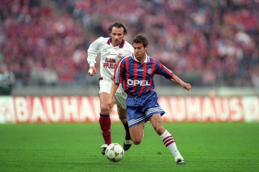 Bildnummer: 13695902 Datum: 01.05.1996 Copyright: imago/Fred Joch
FC Bayern M�nchen - Girondins Bordeaux 2:0 - Mehmet Scholl (Bayern, re.) gegen Laurent Croci (Bordeaux); ORD0402 Fussball Herren UEFA ...