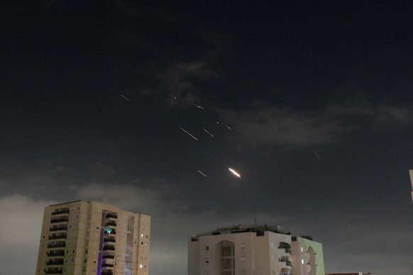14.04.2024, Israel, Tel Aviv: Flammen von Explosionen erscheinen am Himmel