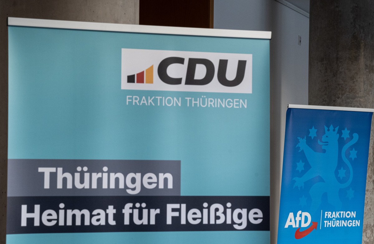 03.09.2024, Thüringen, Erfurt: Ein Aufsteller der CDU Fraktion steht vor einem Aufsteller der AfD Fraktion im Thüringer Landtag. Nach der Landtagswahl ist die AfD zu einer Fraktionssitzung zusammengek ...