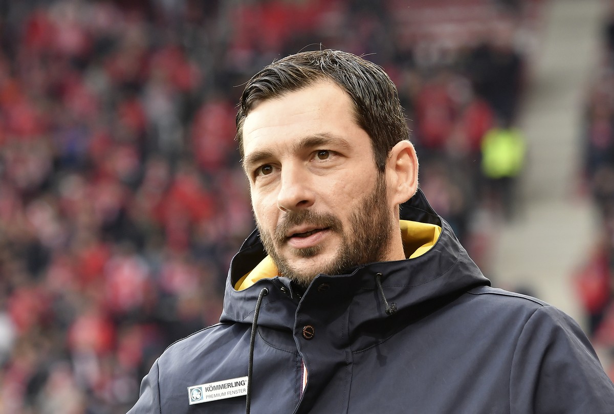 ARCHIV - 09.11.2019, Rheinland-Pfalz, Mainz: Fu�ball, Bundesliga, FSV Mainz 05 - 1. FC Union Berlin, 11. Spieltag, Opel-Arena: Der damalige Mainzer Trainer Sandro Schwarz kommt ins Stadion. (zu dpa �G ...