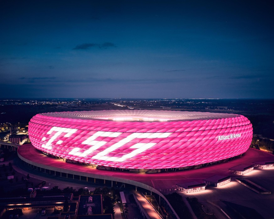 Die Allianz Arena in München leuchtet in Magenta – ein anderes Detail sorgt für Belustigung.