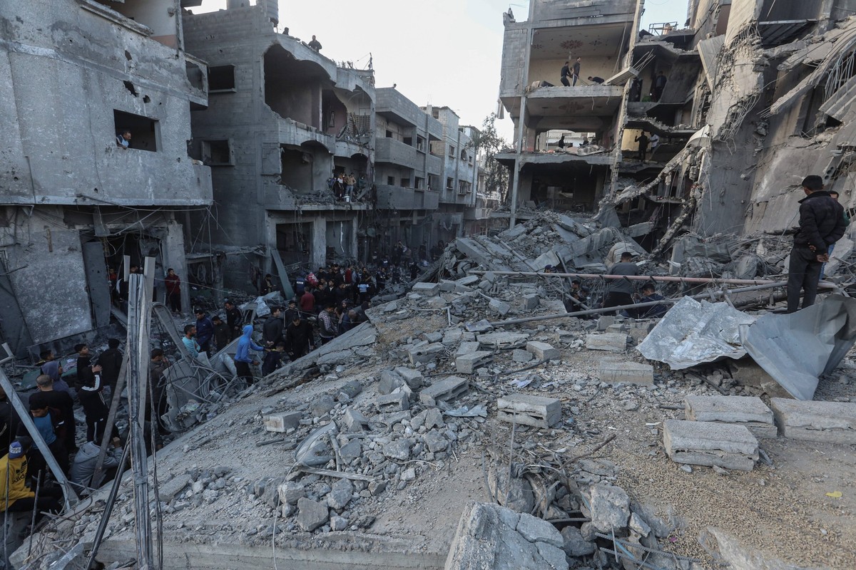 Nahostkonflikt, Gaza, Eindr�cke nach israelischen Luftangriffen auf Nuseirat Palestinian residents of the area inspect the targeted building and surrounding structures that sustained damage after Isra ...