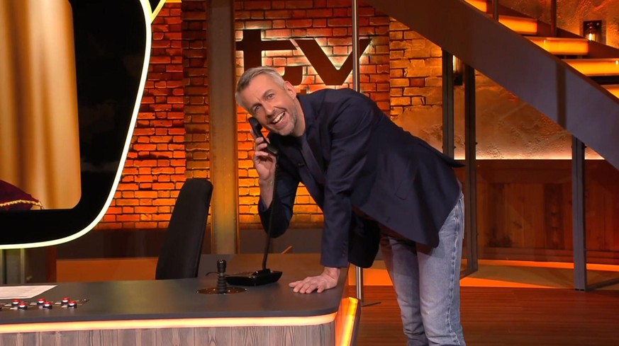 Im "TV total"-Studio klingelte plötzlich das Telefon.