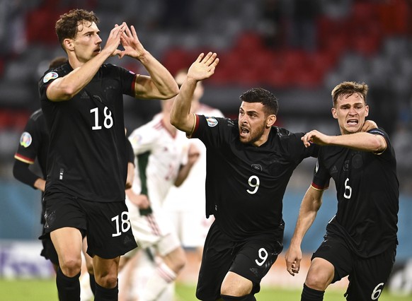 dpatopbilder - 23.06.2021, M�nchen: Fu�ball: EM, Deutschland - Ungarn, Vorrunde, Gruppe F, 3. Spieltag in der EM-Arena M�nchen. Deutschlands Leon Goretzka (l-r) bejubelt sein Tor zum 2:2 mit Kevin Vol ...