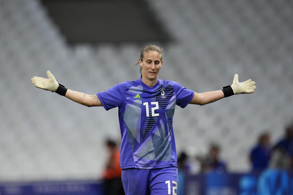 03.08.2024, Frankreich, Marseille: Olympia, Paris 2024, Fußball, Frauen, Olympia, Kanada - Deutschland, Viertelfinale, 
Die deutsche Torhüterin Ann-Katrin Berger jubelt nach einem pariertem Elfmeter.  ...