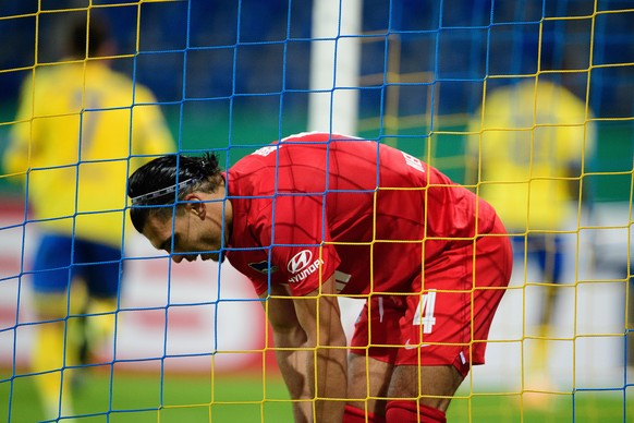 11.09.2020, Niedersachsen, Braunschweig: Fußball: DFB-Pokal, Eintracht Braunschweig - Hertha BSC, 1. Runde im Eintracht-Stadion. Berlins Karim Rekik reagiert enttäuscht nach dem 5:3 für Braunschweig.  ...