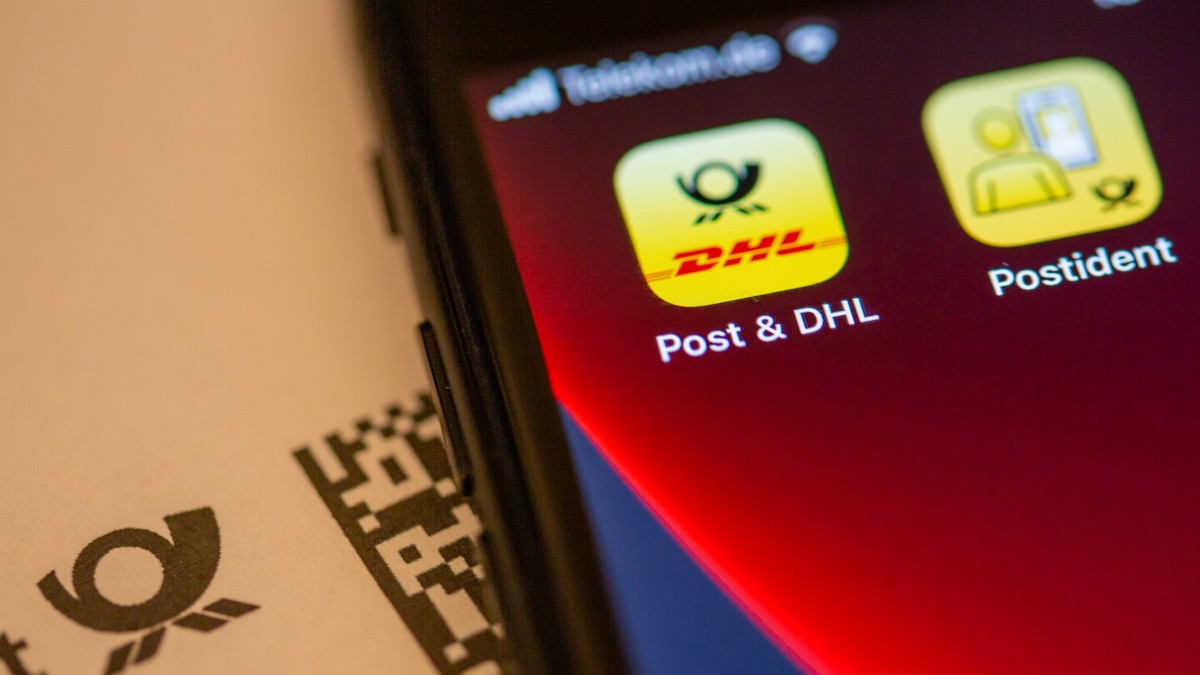 ARCHIV - 05.12.2021, Berlin: Das Logo der Post &amp; DHL App ist auf dem Display eines Smartphones zu sehen. Im Streit über die Gültigkeit sogenannter mobiler Briefmarken hat die Deutsche Post eine Ni ...