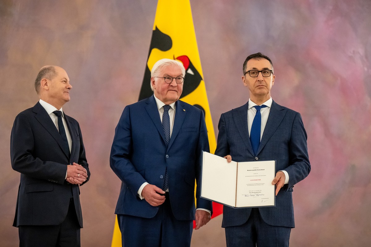 25.11.2024, Berlin: Cem Özdemir (r-l, Bündnis90/Die Grünen) wird von Bundespräsident Frank-Walter Steinmeier neben Bundeskanzler Olaf Scholz (SPD) neben seiner bisherigen Funktion als Ernährung- und L ...